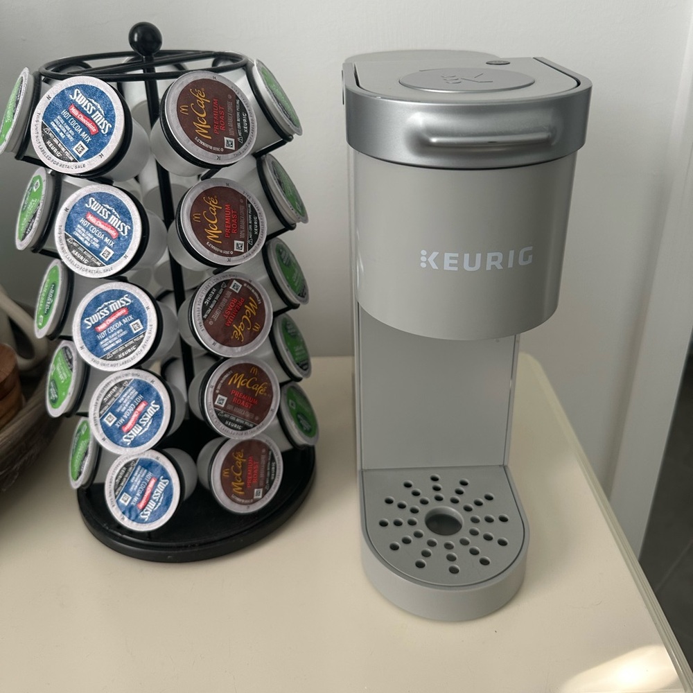Keurig K-Mini Single Serve Coffee Maker & k cup holder